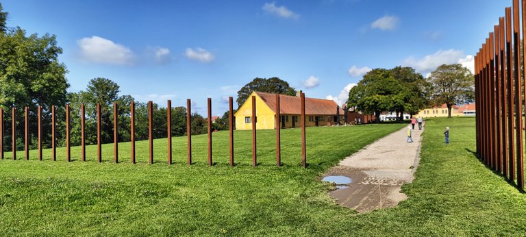 The piles with the shape of the fortress