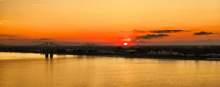 The mighty Mississippi at dawn