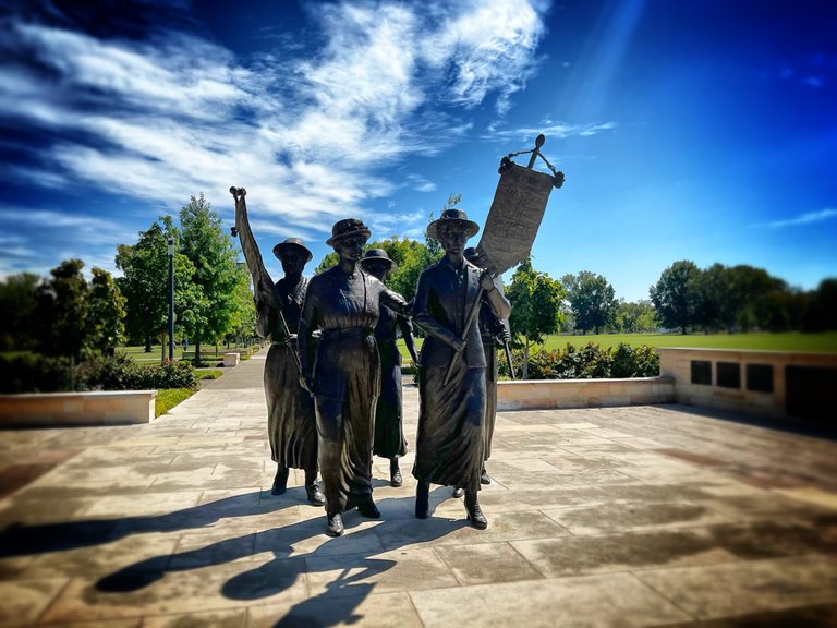 Statue for the march of the woman for equal rights