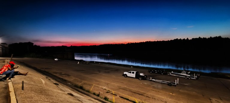 The night is coming to the Mississippi river