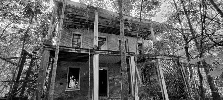 The former kitchen house behind the mansion