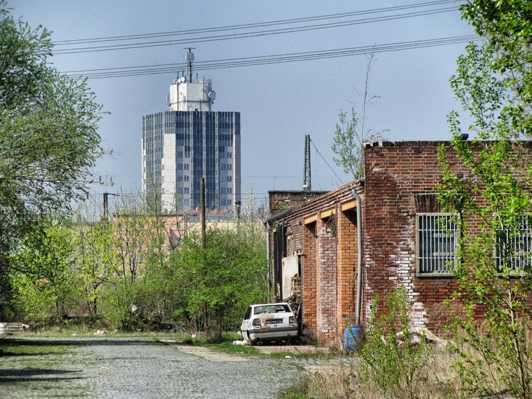 Near the ruins: the city