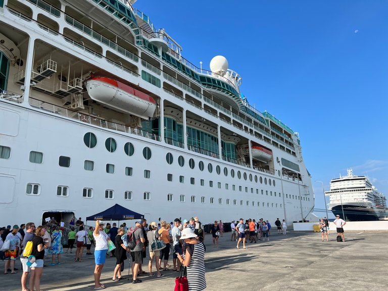 Liner ”Vision of the seas”.