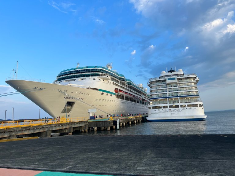 Liner ”Vision of the seas”.