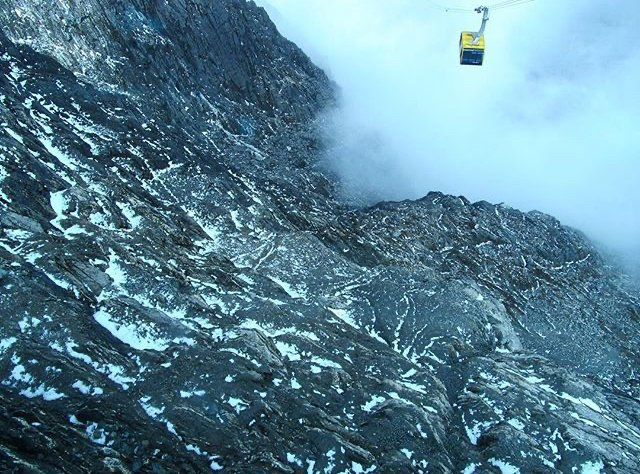 es la bella venezuela que tenemos los venezolanos llenos de gran belleza natural y rica en minerales en venezuela se puede encontrar los minerales mas importantes del mundo y con gran reserva en el mundo como el agua, oro, petroleo , hierro, tierra fértil , plata, hierro osea todo lo que no te imaginas lastima que estamos bajo un gobierno corrupto gracias por tu visita toda las fotos son de mi propiedad . . . . . . . . . . . . . . . . . . . . . . . . .