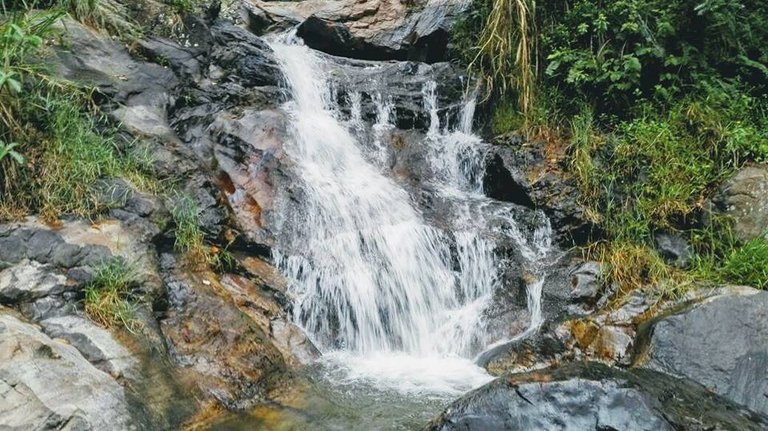 Besam Falls is ideal for relieving travel fatigue and for safe bathing in Sri Lanka.