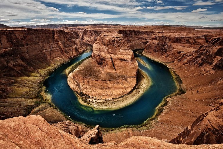 Horseshoe Bend photographed around Noon