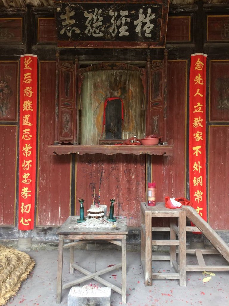 This is a family altar in the village. Interestingly, in the village, they all have the same family name. So, these village members show respect and pray for their ancestors on this altar.