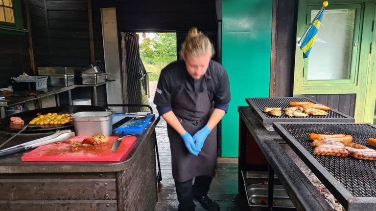 He was very nice to serve a big portion of everything, pork, beef, salmon, and sausages. 🍖🍗🥩🍺 😀