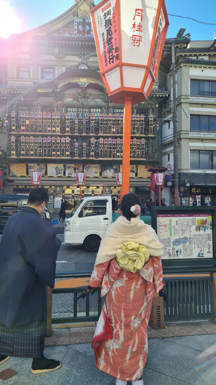 You can watch maiko dance at this theater hall. (Minamiza)