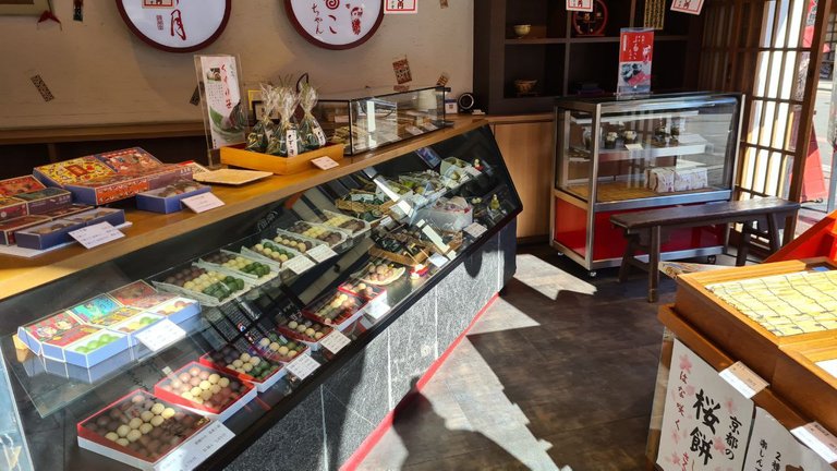 A cute shop in the main street in Kyoto. 