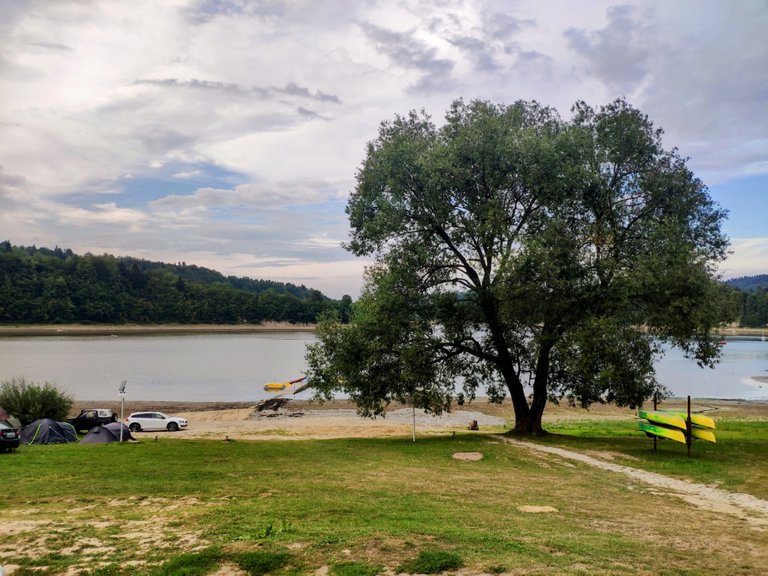 Widok na przystań i pole namiotowe - tutaj stał kiedyś Bolo Bar