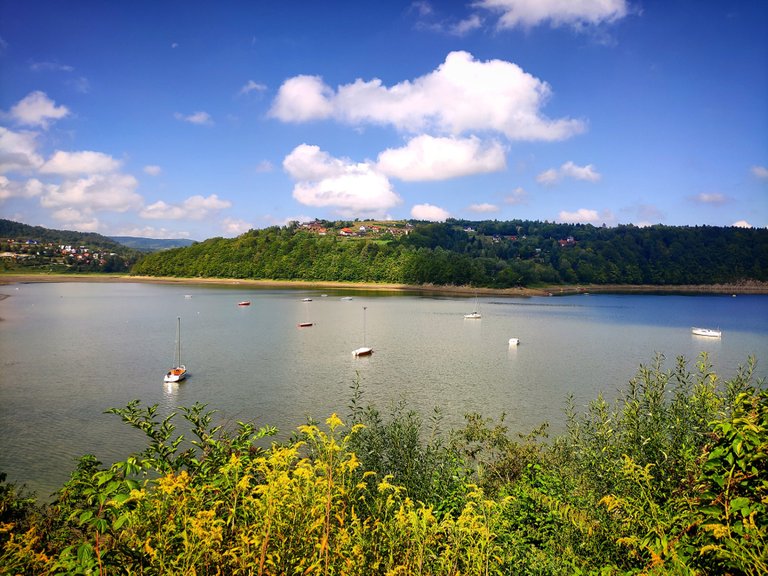 Zdjęcie z trasy wzdłuż wioski, którą pokonywaliśmy codziennie w drodze do sklepu lub na plażę