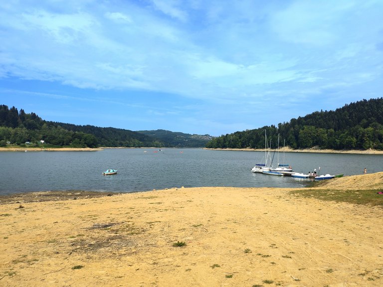 Plaża z drugiej strony wioski przynajmniej wygląda jak plaża ;)