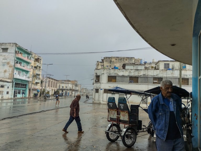 Please stop raining, this is in Zanja Street, Centro Habana.