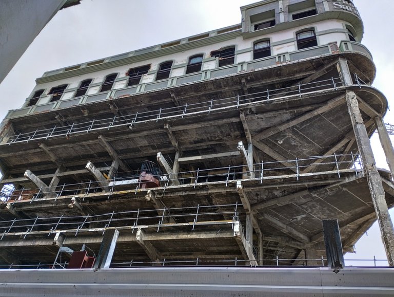 From that arcades I also photographed the ruins of the Saratoga Hotel and felt a great sadness when I remembered what happened.