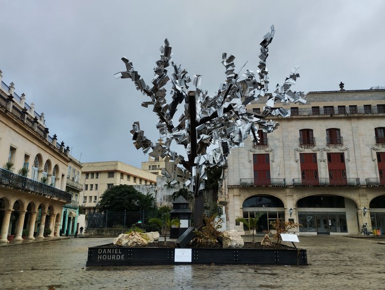 The tree of a thousand voices by Daniel Hourdé