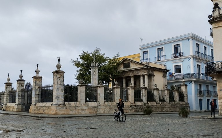 Luisdrian in front of the Templete 😜