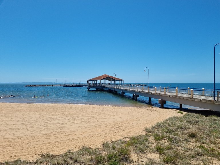Well known for its long pier and beautiful foreshore walks. Situated 40km north east of Brisbane City.