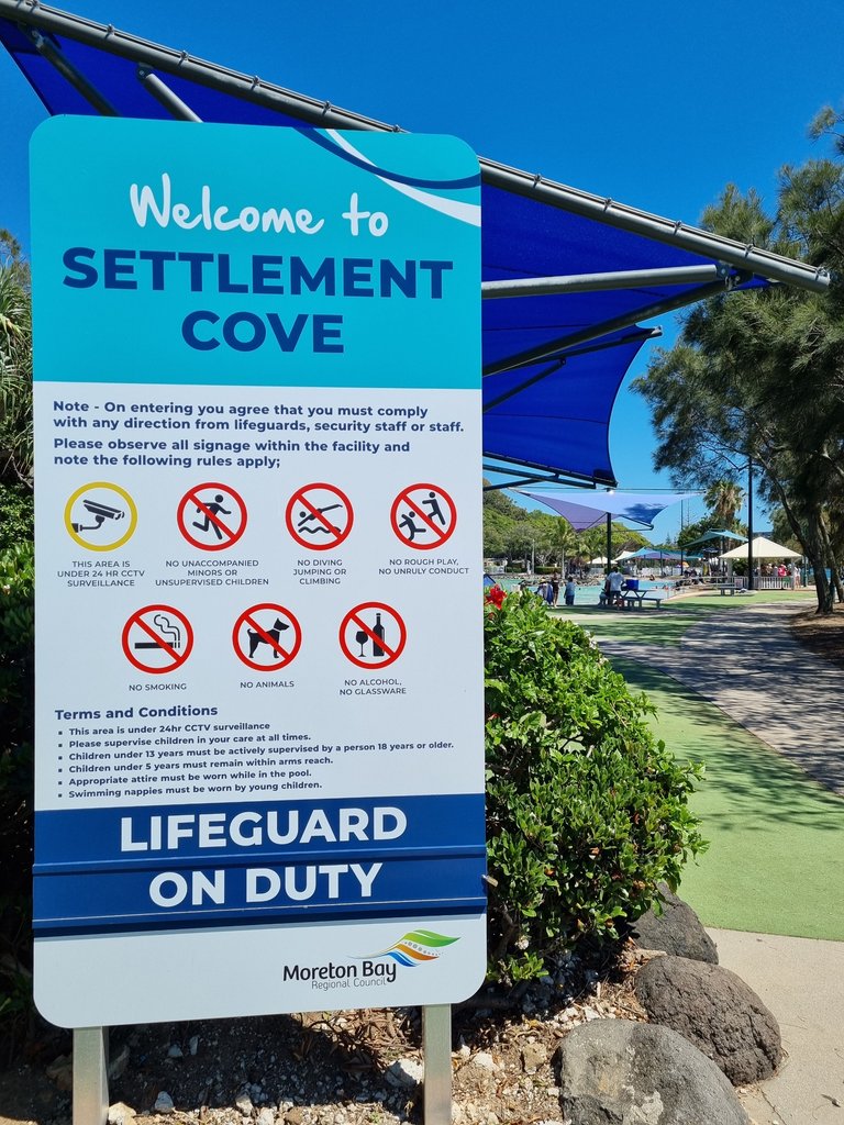 Seems crazy to build a huge free council pool complex right next to a well protected beach, but like any where in Australia there’s a lot of marine life and hazards out there in the bay that can be dangerous.