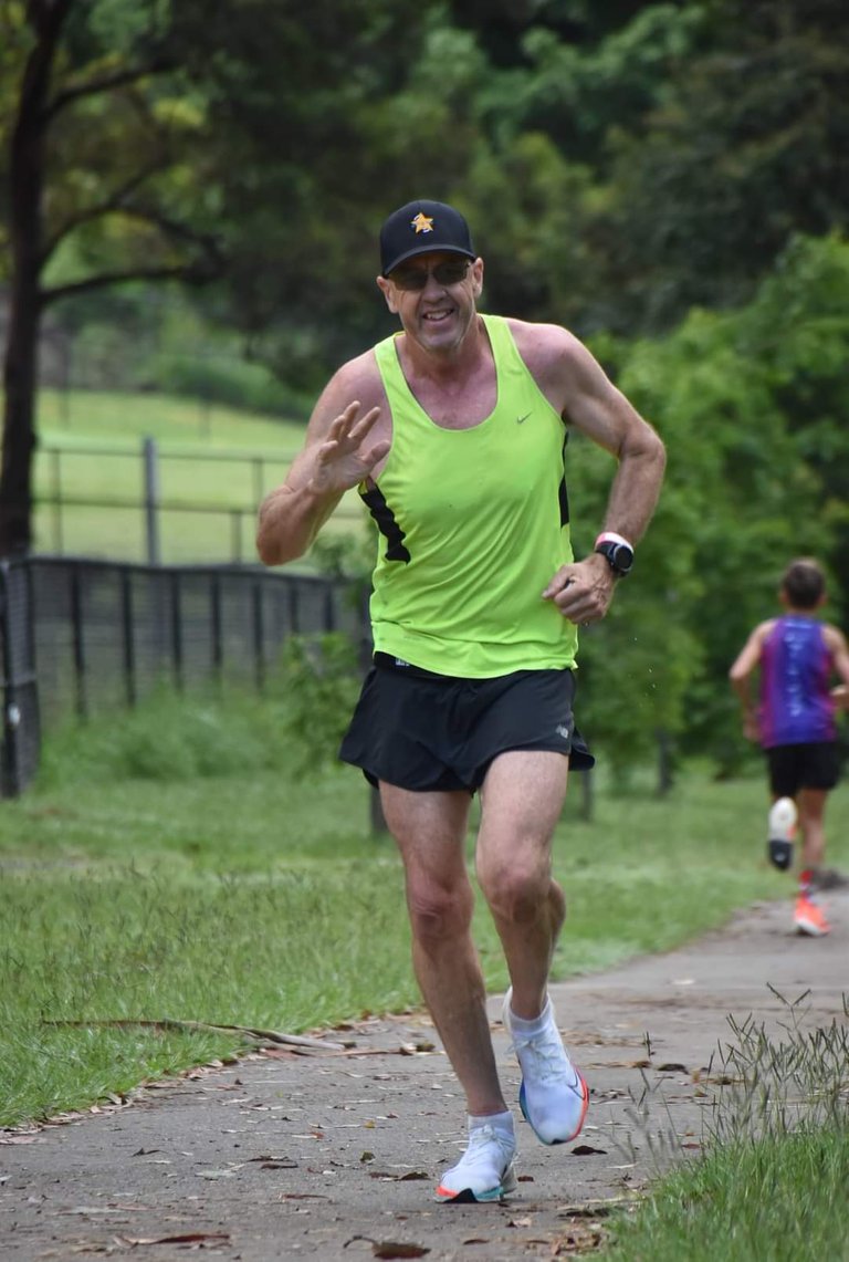 The event was themed Anything goes Super Hero’s, Lots of people got dressed up and it was great fun. Yes that is Caroline @consciouscat who ran the 5km bare foot and in a dress in 25 minutes 14 seconds. The fantastic Photos are by the parkrun volunteer photographer. I was testing out my Hive rising star game hat for the first time.