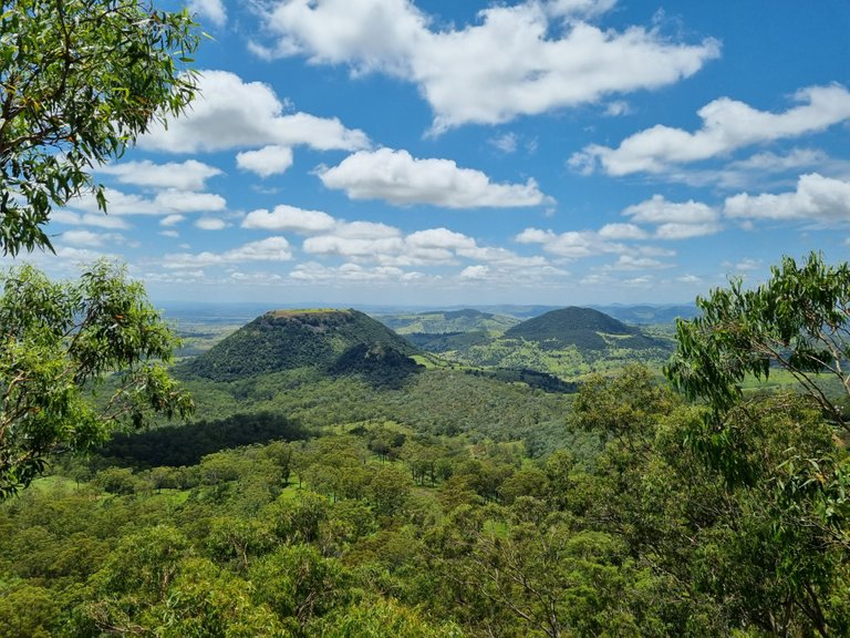 The view to Table Top Mountain from Tobruk Lookout. You can walk all the way to Table Top mountain from Picnic Point, maybe on an other visit, not sure my legs were going be able handle what looked like a descend amount of elevation gain on this day.