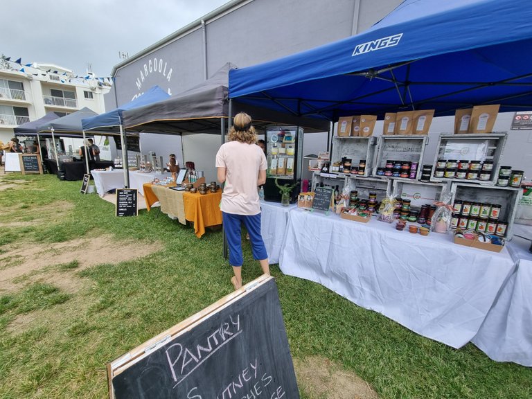 The markets and beach were quiet, but the few coffee and food places that were open were packed out. I think people are spending less time out and about with all the covid issues.