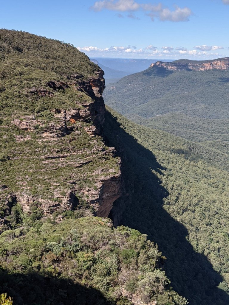 Yet another epic view, this time from the Golf Links Lookout at Leura, looking across to the eastern end of Mt Solitary.