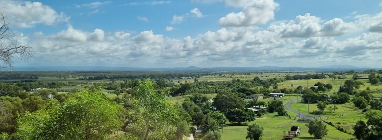 The valley is considered prime farming country and supplies lots of produce to the Brisbane and other markets.