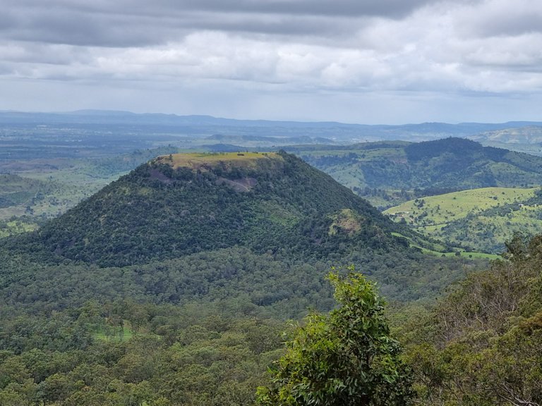 About 1 hour 40 minutes drive West of Brisbane at Rangeville is Table Top Bushland Reserve. We had been planning to visit this area for a while to see if we could make it to the top of what we had heard was a short but quite technical hike and rock scramble.