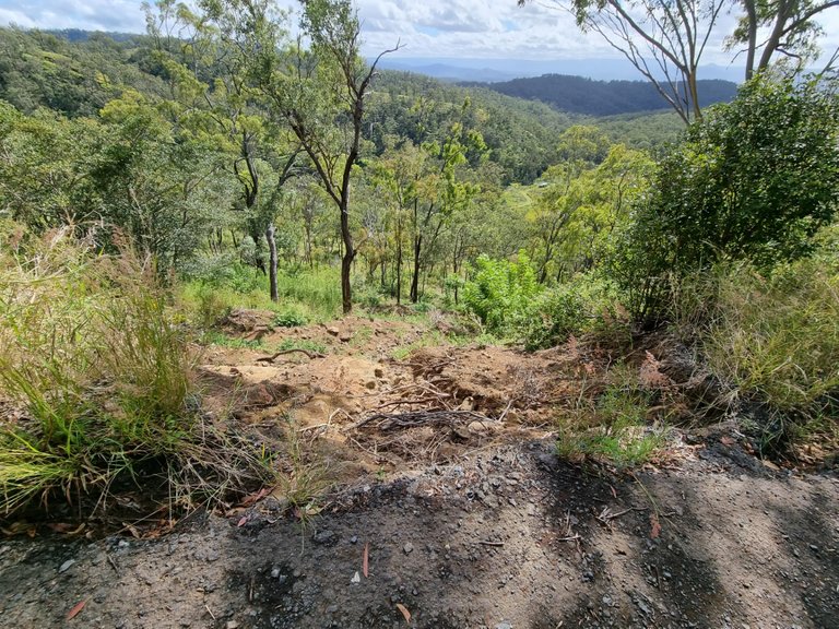 The land slide. Not that bad really but probably very dangerous if 2 cars tried to pass each other on this narrow road. We felt more than comfortable to pass by on foot.