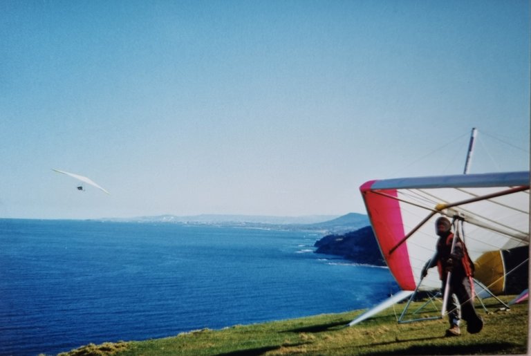 Hand gliders at Bald Hill lookout. NSW south coast, on the way from Sydney to Victoria.