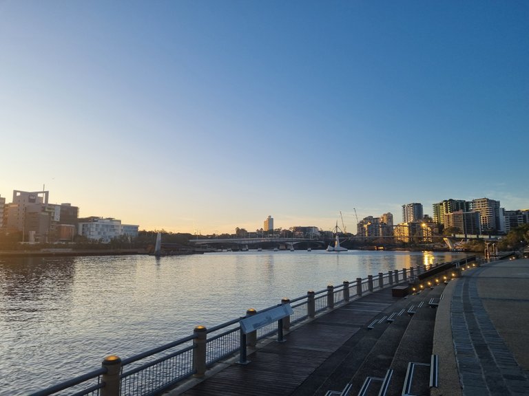 There are many Residential appartment tower around South Bank to take advantage of being so close to the CBD and city life.