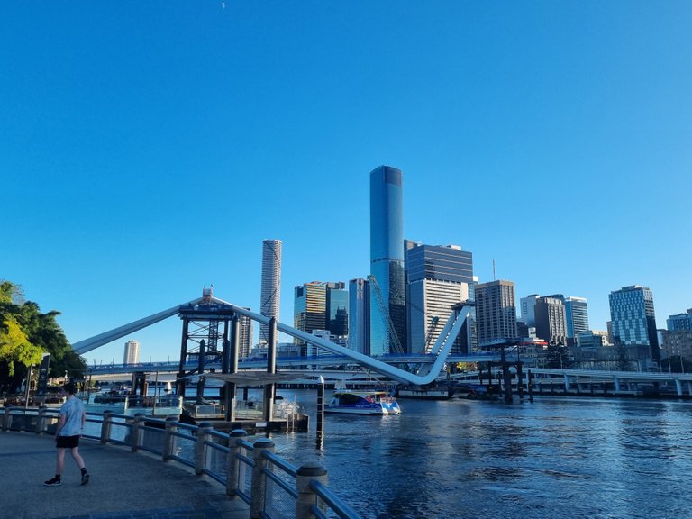 There a new foot bridge that is being build to connect South Bank to the new Casino complex.