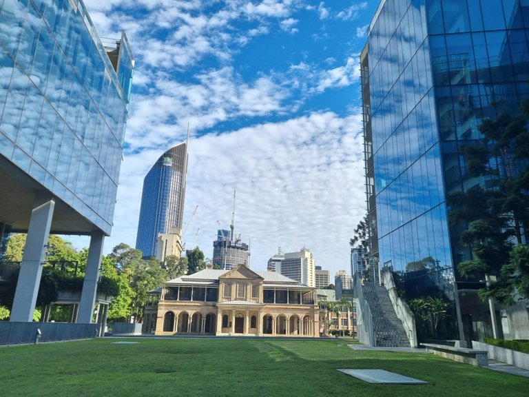 The southern end of town open straight into the Queensland University and Old Parliament House.