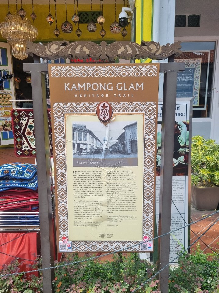 This area seems to have a lot of names. Kampong Glam stands for compound of paperbark trees. We did not see at lot of paperbark trees or trees in general but I am sure they would have been all over the place in the early days.