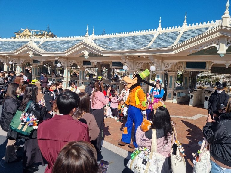 Goofy was entering the crowds as soon as we walked in.