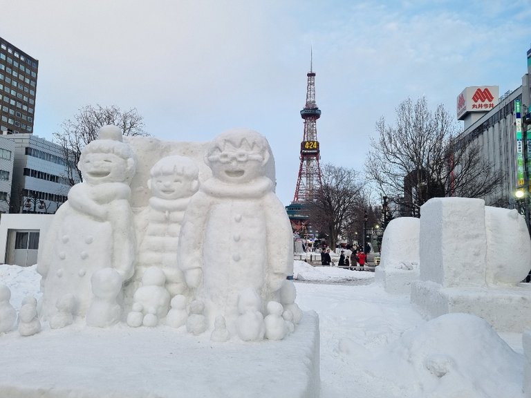 It was cold walking around Odori Park as the sun starting to disappear. We needed to find a shop to have a break and warm up.