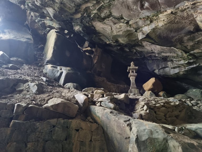 There was a dripping stone in side the cave which has a ledged behind it. It is said to have fed the father of the first Emperor when his mother returned to the sea.