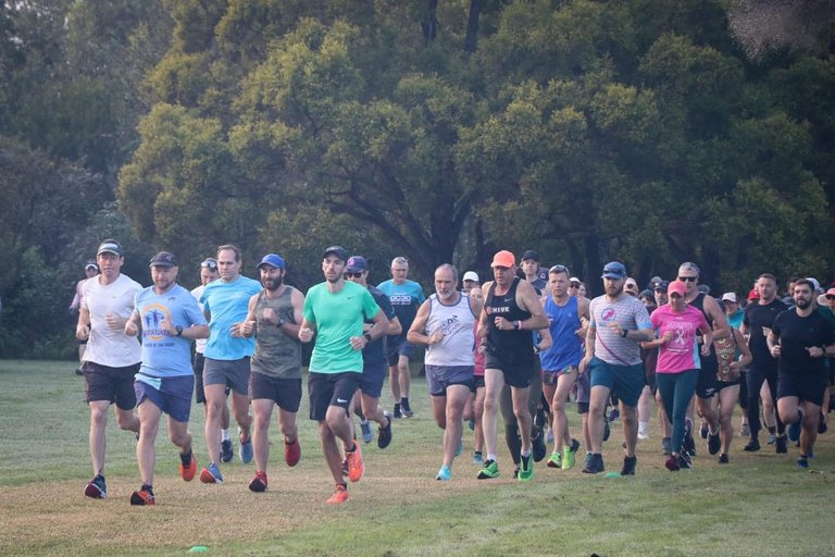 photo credit of me trying to keep up with the leaders to the parkrun volunteer photographer. The black hive singlet and the orange hat in the middle.