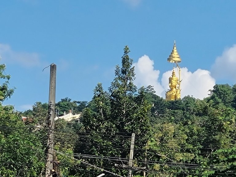 About 30 minutes drive north east of Chang Mai is Wat Pra That Doi Saket. Which translated basically means Temple on a mountain at Dio Saket. We were there for the local market that morning and to get some money out of an ATM.