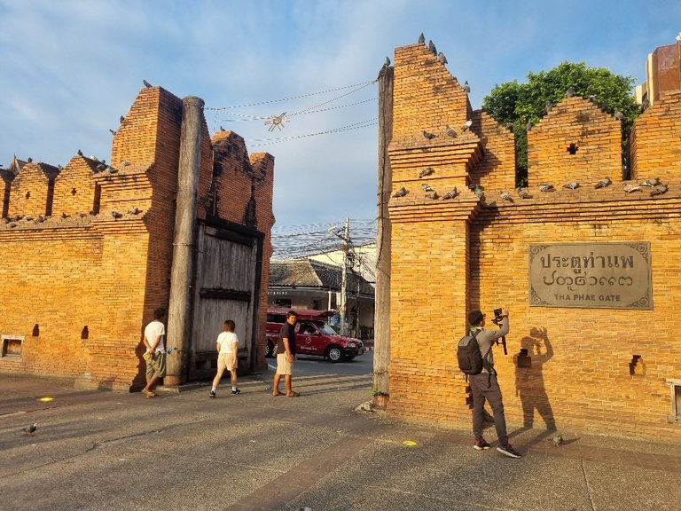 The Old part of Chiang Mia was probably my favourite part of our little adventure which was part of our Asian loop holiday back in November 2023. Sort of playing catch up after missing a lot of travel during covid, visiting some family and trying to pick up some international parkruns in south east Asia. We started by getting the cheapest we could out of Brisbane in Australia to Singapore for a long weekend and a parkrun then it was a low cost budget airline called scoot direct to Chang Mia Thailand. This was my favourite part because I do like a bit of history and this walled part of the city was the Capital of the Independent Lanna Kingdom until 1558