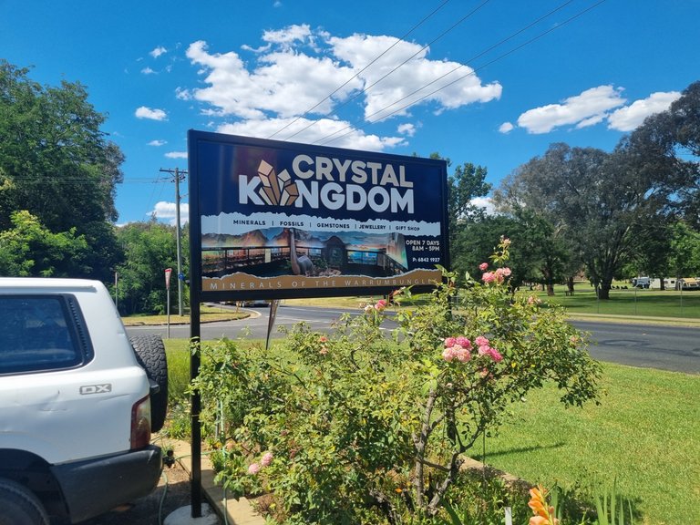 Crystal Kingdom is a pretty good shop and museum which shows off a lot of crystals that were found in in area and how they were formed in the age of Dinosaurs and volcanoes in Australia.