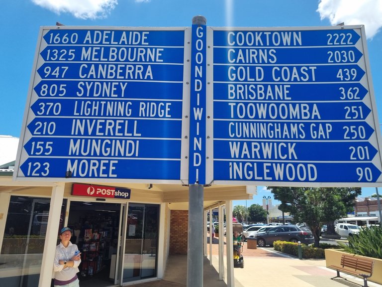 A cool kilometre distance sign board give you a understanding of exactly how big this island nation is. The only major place not on there that I can think of is Perth which google has at 3680km away.