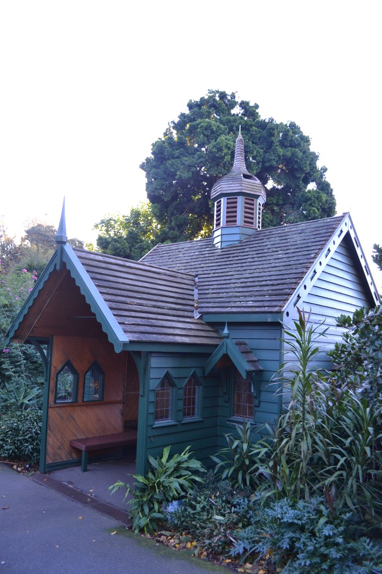 Rest Huts are scattered all around the gardens in case weather turns or you just want to rest. Style of this building is very Victorian.