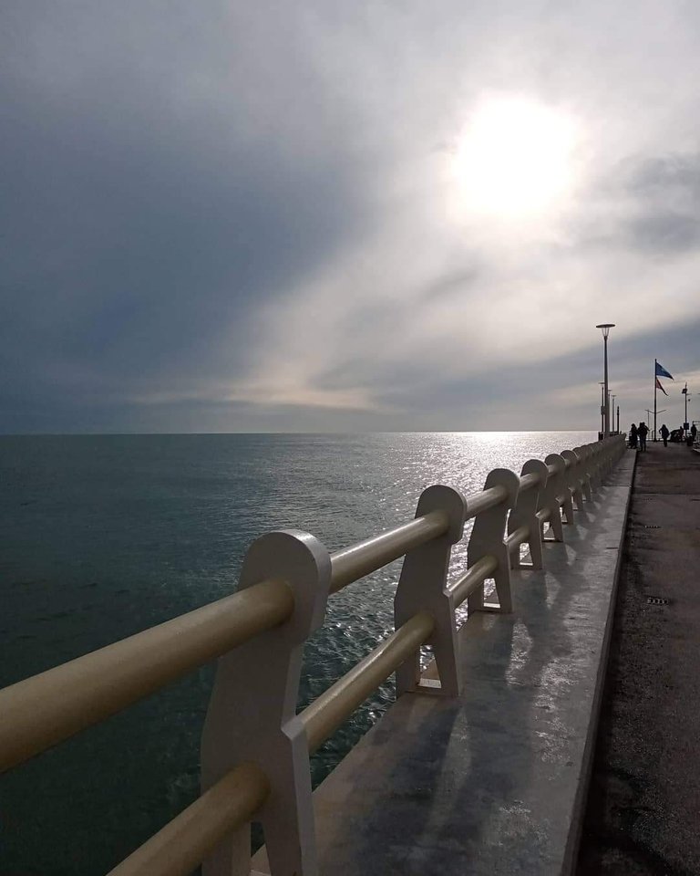 The first thing that we did was a walk on the jetty, it’s a quite long jetty here we can really smell the sea breeze, naturally it’s cold and there are no many people around and only a solitary surfer on the sea. A brave men, it’s so cold!!