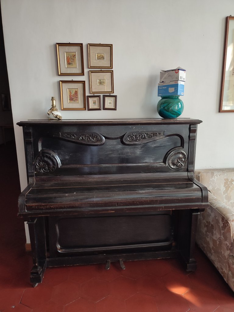 This is an old piano from the first of 1900 I loved it since I saw it in the top pf it there are some little nice panitings.