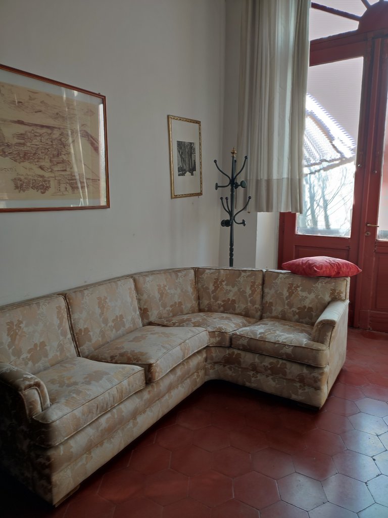 I also like this corner, the sofa looks really comfy and the old maps are cool, there are many old painting in the building that makes it more charming, it’s like put a step in old times .