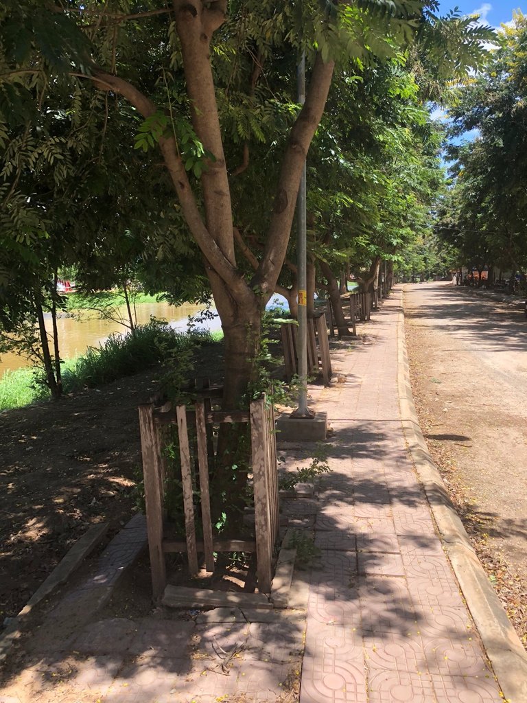 see a normal sidewalk, no motorcyles parked all over