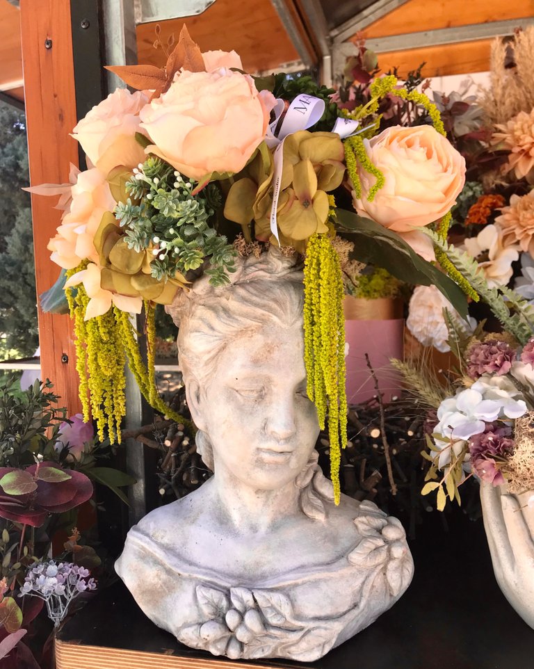 Señora con muchas flores en la cabeza